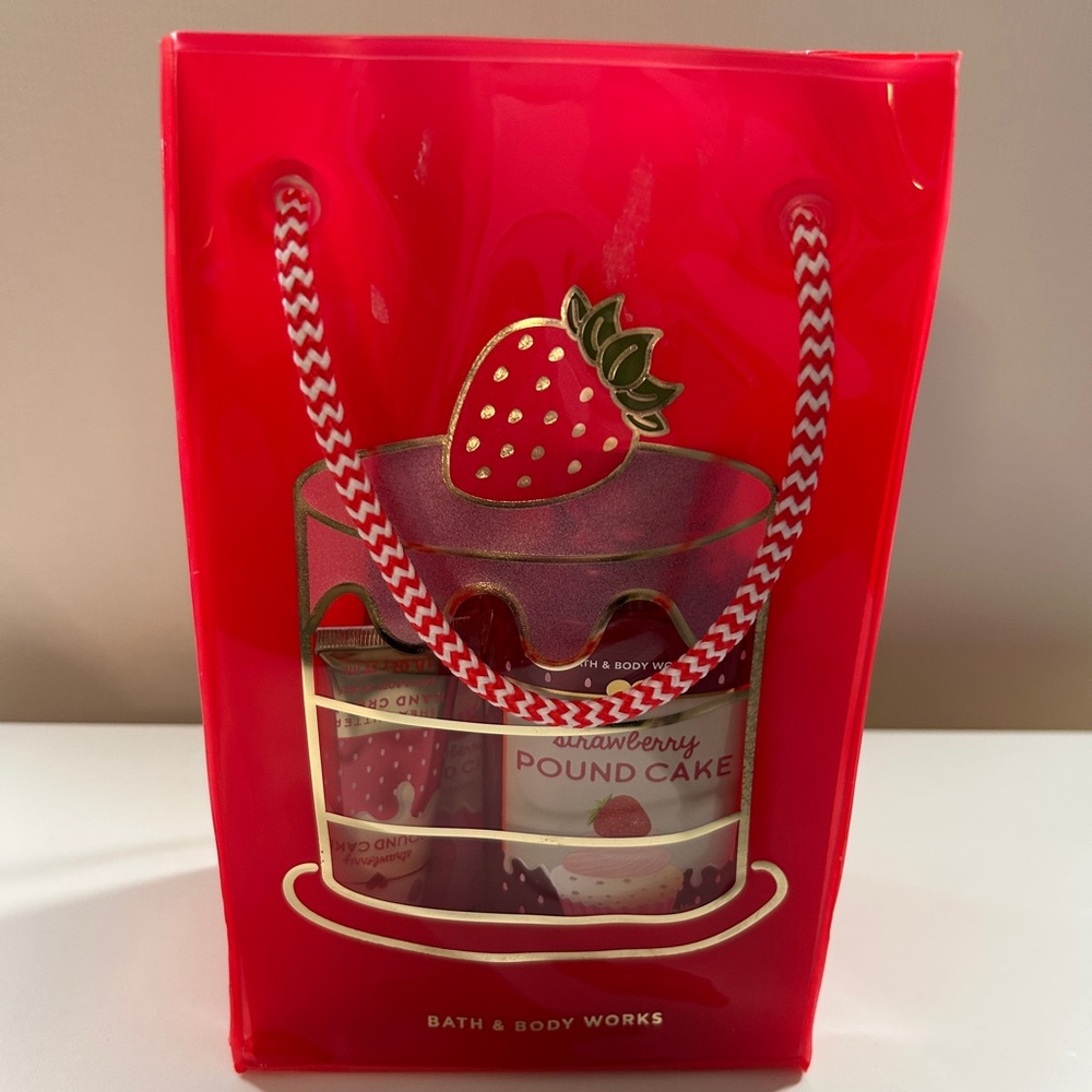 Bath & Body Works Strawberry Pound Cake Red Gift Bag